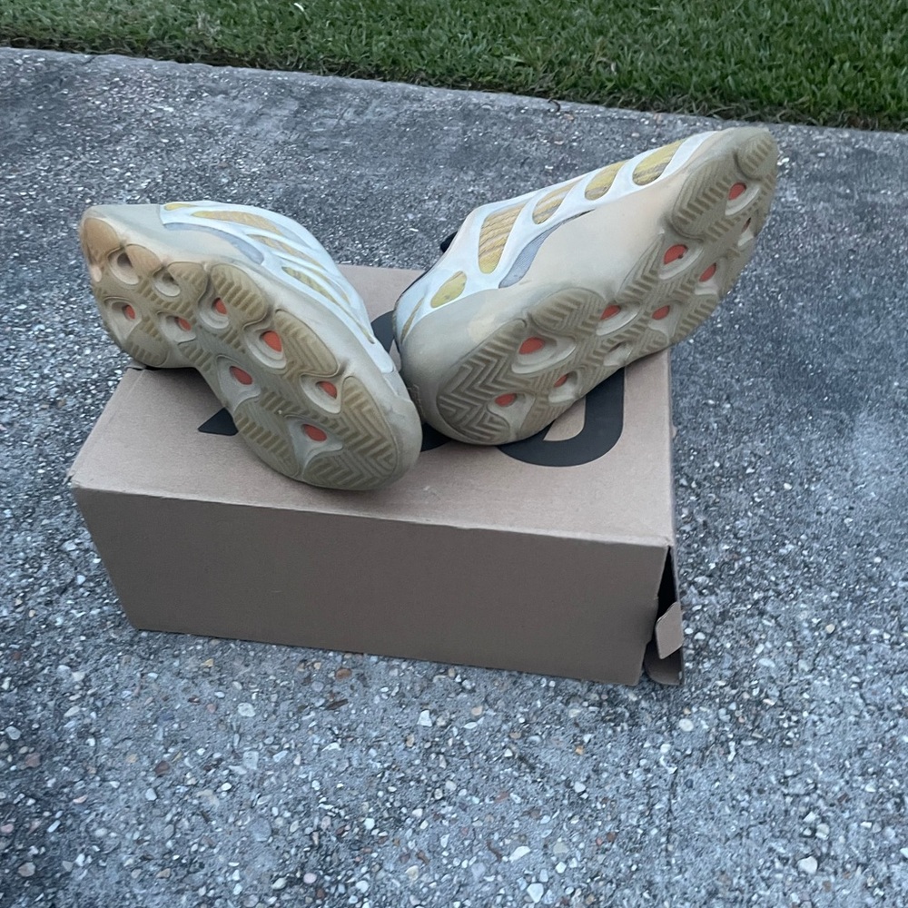 Yeezy 700 v3 saffleflower/ used/ good condition box